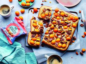 marksandspencer_VELIKONOCE23_recept na pecene blondies s kropenatymi krepelcimi vejci z mlecne cokolady s cukrovymi skorapkami_49,90Kc.jpg